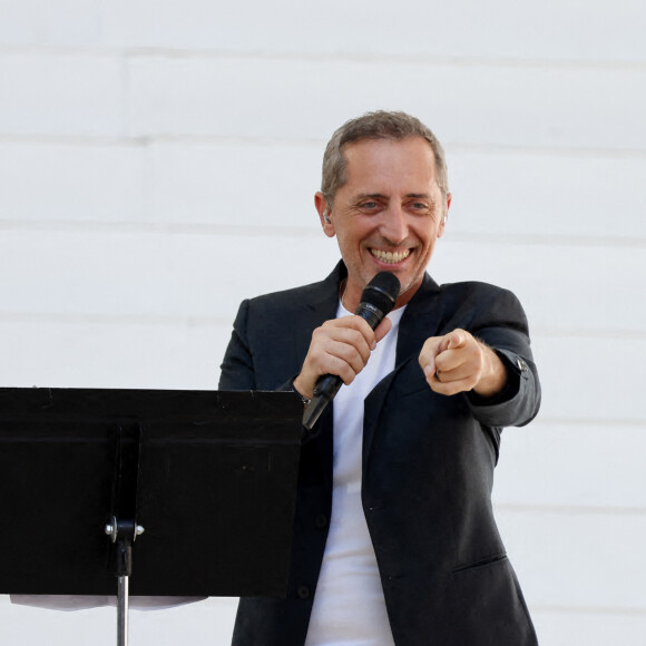 Gad Elmaleh - Le président de la République française E.Macron et la première dame B.Macron assistent à la messe donnée par le pape François au stade Vélodrome de Marseille, le 23 septembre 2023. Sa Sainteté le pape François est à Marseille pour la clôture des Rencontres Méditerranéennes (17 - 24 septembre 2023). © Dominique Jacovides / Bestimage 
