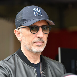 Très heureux de revenir sur scène, il a également évoqué les différents messages qu'il aimerait transmettre à son public avec ce nouveau spectacle.
Gad Elmaleh au stand Nissan durant le 6eme Monaco E-Prix à Monaco, le 6 mai 2023.