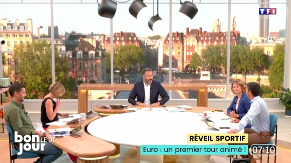 Pour y accompagner le réveil des téléspectateurs de TF1, Bruce Toussaint est entouré d'une équipe de chroniqueurs
L'équipe de "Bonjour !" sur TF1