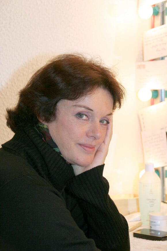 L'actrice française Anny Duperey pose dans les coulisses après avoir joué sa pièce "Oscar et la Dame Rose" au Théâtre de l'Oeuvre à Paris le 29 janvier 2006. Photo par Denis Guignebourg/ABACAPRESS.COM