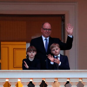 Son mari le prince Albert en a profité avec leurs deux enfants Jacques et Gabriella
Le prince Albert II de Monaco et ses enfants Jacques et Gabriella assistent à la fête de la Saint-Jean sur la place du palais princier à Monaco le 23 juin 2024.