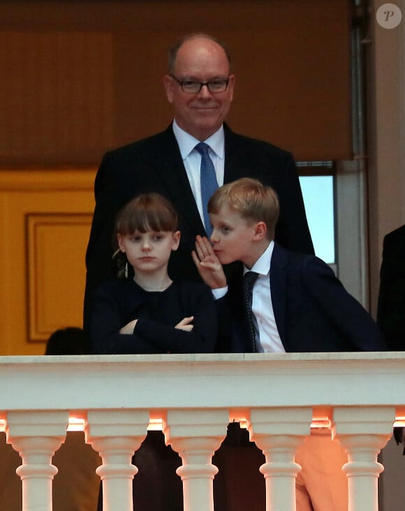 Le prince Albert II de Monaco et ses enfants Jacques et Gabriella assistent à la fête de la Saint-Jean sur la place du palais princier à Monaco le 23 juin 2024.