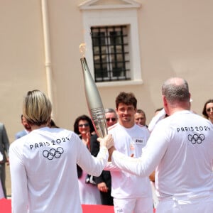 Ancienne nageuse olympique, elle ne pouvait rater ce rendez-vous
La princesse Charlène et le prince Albert II de Monaco, Charles Leclerc lors du relais de la Flamme Olympique des Jeux olympiques d'été de Paris 2024 à Monaco, le 18 juin 2024. Paris se prépare à accueillir les XXXIIIèmes Jeux Olympiques d'été, du 26 juillet au 11 août 2024. © Claudia Albuquerque / Bestimage