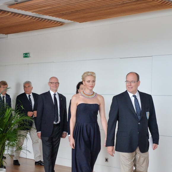 et l'a assuré avec son élégance habituelle
Exclusif - La princesse Charlene et son mari le prince Albert II de Monaco - Présentation des athlètes monégasques des Jeux Olympiques de Rio de Janeiro au Yacht Club de Monaco. Le 22 juillet 2016 © Michael Alesi / Bestimage