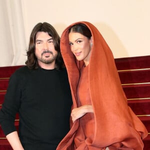 Stéphane Rolland et Iris Mittenaere posent au greeting du défilé de mode Haute-Couture automne-hiver 2024/2025 "Stephane Rolland" lors de la Fashion Week de Paris, France, le 25 juin 2024. © Bertrand Rindoff/Bestimage 