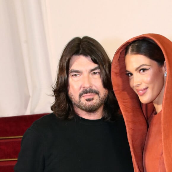 Stéphane Rolland et Iris Mittenaere posent au greeting du défilé de mode Haute-Couture automne-hiver 2024/2025 "Stephane Rolland" lors de la Fashion Week de Paris, France, le 25 juin 2024. © Bertrand Rindoff/Bestimage 