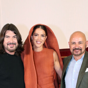 Stéphane Rolland, Iris Mittenaere et Pierre Martinez posent au greeting du défilé de mode Haute-Couture automne-hiver 2024/2025 "Stephane Rolland" lors de la Fashion Week de Paris, France, le 25 juin 2024. © Bertrand Rindoff/Bestimage 