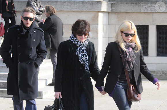 Anne Cassel et sa fille Cécile, Vincent Cassel - Obsèques de Michel Duchaussoy au crématorium du Père Lachaise à Paris le 20 mars 2012. 