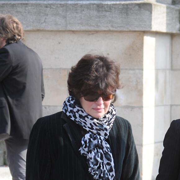 Anne Cassel et sa fille Cécile, Vincent Cassel - Obsèques de Michel Duchaussoy au crématorium du Père Lachaise à Paris le 20 mars 2012. 