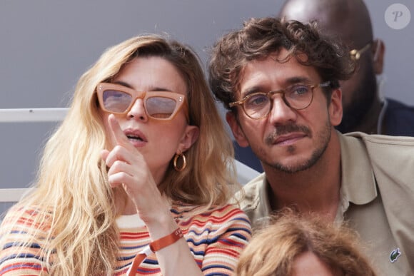 Ruben Alves et Cécile Cassel dans les tribunes des Internationaux de France de tennis de Roland Garros 2024 à Paris, France, le 3 juin 2024. © Jacovides-Moreau/Bestimage 