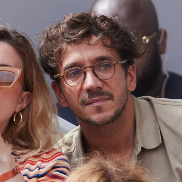 Ruben Alves et Cécile Cassel dans les tribunes des Internationaux de France de tennis de Roland Garros 2024 à Paris, France, le 3 juin 2024. © Jacovides-Moreau/Bestimage 