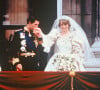 Une robe légendaire qui comportait un col à volants, des manches bouffantes, une jupe volumineuse et une traîne spectaculaire de 25 pieds.
Archives 1981 : Mariage de Lady Diana et de Charles III