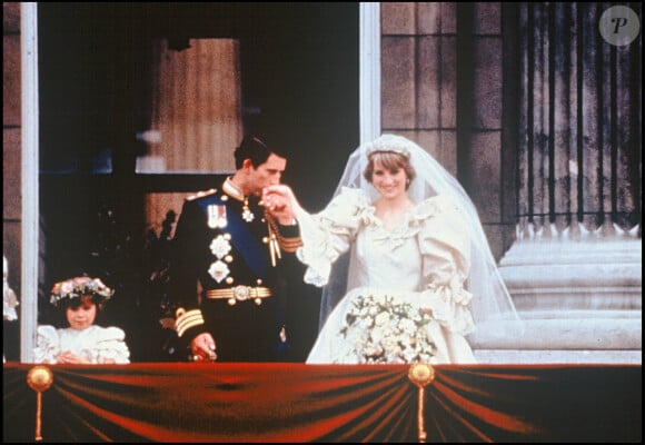 Une robe légendaire qui comportait un col à volants, des manches bouffantes, une jupe volumineuse et une traîne spectaculaire de 25 pieds.
Archives 1981 : Mariage de Lady Diana et de Charles III