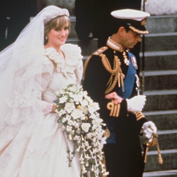 Âgée de 20 ans, la princesse avait fait confiance à la styliste Elizabeth Emanuel pour sa célèbre robe de mariée
Archives : Mariage de Lady Diana et de Charles III