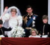 "J'étais un peu nerveuse et je me suis demandée ce qui se passerait si quelqu'un entrait par effraction et volait la robe, si quelque chose se renversait, s'il y avait un incendie ou si la robe était volée. Je me suis donc dit : "Je vais faire une robe de secours".
Archives 1981 : Mariage de Lady Diana et de Charles III