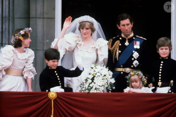 "J'étais un peu nerveuse et je me suis demandée ce qui se passerait si quelqu'un entrait par effraction et volait la robe, si quelque chose se renversait, s'il y avait un incendie ou si la robe était volée. Je me suis donc dit : "Je vais faire une robe de secours".
Archives 1981 : Mariage de Lady Diana et de Charles III
