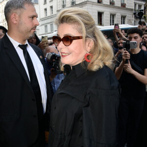 Catherine Deneuve au défilé de mode Haute-Couture automne-hiver 2024/2025 "Jean-Paul Gaultier" lors de la Fashion Week de Paris le 26 juin 2024. © Federico Pestellini / Panoramic / Bestimage