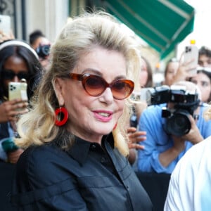 Parmi les invités présents, il y avait Catherine Deneuve et Juliette Binoche, en total look noir.
Catherine Deneuve au défilé de mode Haute-Couture automne-hiver 2024/2025 "Jean-Paul Gaultier" lors de la Fashion Week de Paris le 26 juin 2024. © Lucia Sabatelli / Bestimage