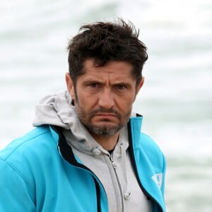 Exclusif - L'ancien footballeur et présentateur télé Bixente Lizarazu nettoie les plages d'Anglet avec des écoliers en ouverture des journées nationales du nettoyage le 17 mars 2017. Cette opération est à l'initiative de Surfrider Foundation Europe dont Bixente Lizarazu est un des parrains. © Patrick Bernard / Christophe de Prada / Bestimage