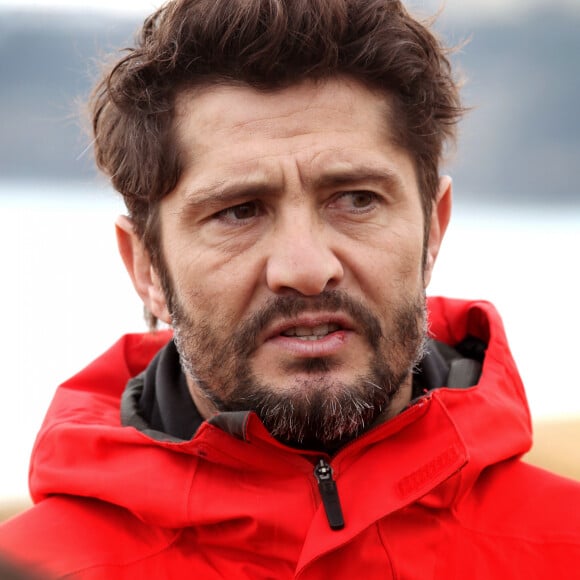 Bixente Lizarazu lance l'opération de nettoyage des plages océanes comme chaque année avant la saison estivale. En compagnie de jeunes membres bénévoles de Surfrider, il commence ses opérations par le nettoyage à la main de la célèbre plage centrale de Biarritz le 19 Mars 2016. © Patrick Bernard- Christophe de Prada/ Bestimage