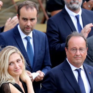 François Hollande et sa compagne Julie Gayet lors de la cérémonie d'hommage national à Jean-Paul Belmondo à l'Hôtel des Invalides à Paris, France, le 9 septembre 2021. © Dominique Jacovides/Bestimage