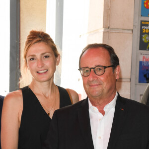 Julie Gayet (productrice du film "Les Joueuses") et François Hollande - François Hollande croise les acteurs du film "Les Joueuses" au restaurant "Chez Paul" en marge du Festival du film Francophone d'Angoulême 2020 le 1er septembre 2020 © Coadic Guirec / Bestimage