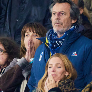 Ainsi, son contrat n'est pas encore renouvelé mais ça ne saurait tarder.
Jean-Luc Reichmann - People des les tribunes de la coupe du Monde de Rugby France 2023 - Match de quart de finale "France-Afrique du Sud (28-29)" au Stade de France à Saint-Denis 15 octobre 2023. © Moreau-Jacovides/Bestimage