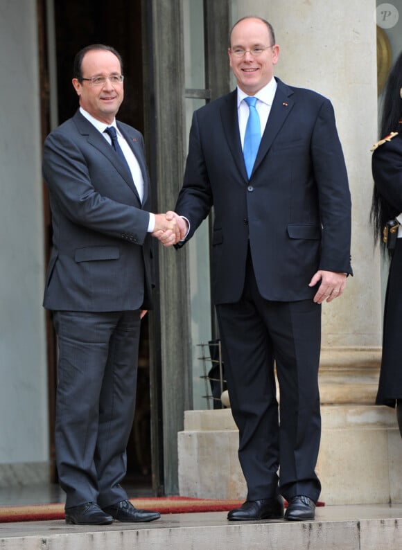 Francois Hollande recoit le Prince Albert II de Monaco pour dejeuner au Palais de l'Elysee a Paris le 7 decembre 2012. 