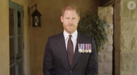 Le prince Harry, duc de Sussex, a honoré son amie le sergent de première classe Elizabeth Marks, en lui remettant le prestigieux prix du soldat de l'année du Military Times, en vidéo. JLPPA via Bestimage