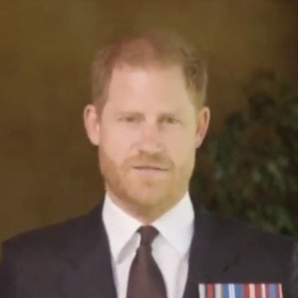 Le prince Harry, duc de Sussex, a honoré son amie le sergent de première classe Elizabeth Marks, en lui remettant le prestigieux prix du soldat de l'année du Military Times, en vidéo. JLPPA via Bestimage