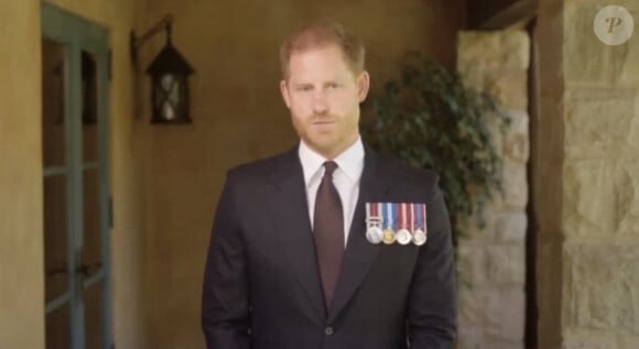 Le prince Harry, duc de Sussex, a honoré son amie le sergent de première classe Elizabeth Marks, en lui remettant le prestigieux prix du soldat de l'année du Military Times, en vidéo © JLPPA via Bestimage