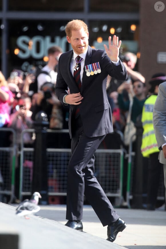 Le prince Harry, duc de Sussex arrive à la célébration du 10ème anniversaire des Invictus Games, en la cathédrale Saint-Paul à Londres, le 8 mai 2024. Venu sans sa femme et ses enfants, il ne rencontrera pas son père qui lutte actuellement contre un cancer.