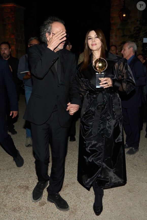 Importuné par cette véritable pluie de flashs, le réalisateur américain s'est protégé les yeux avec sa main pour éviter d'être aveuglé
Monica Bellucci et Tim Burton