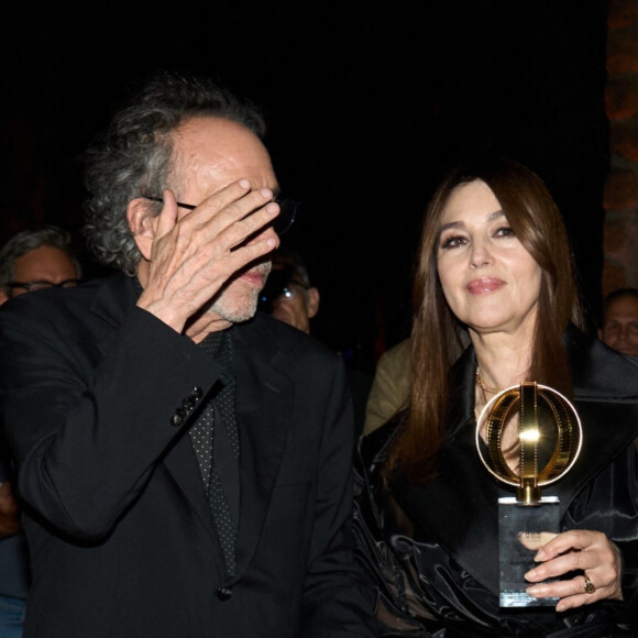 Importuné par cette véritable pluie de flashs, le réalisateur américain s'est protégé les yeux avec sa main pour éviter d'être aveuglé
Monica Bellucci et Tim Burton