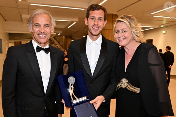 Victor Belmondo, qui a reçu un Espoir Award, entouré par ses parents Paul et Luana durant la soirée de clôture du 20eme Monte Carlo Film Festival de la Comédie, au Grimaldi Forum à Monaco. Le 29 avril 2023. © Bruno Bebert / Bestimage Le Monte Carlo Film Festival de la Comédie est un festival international entièrement dédié à la comédie. Chaque année, cet événement bénéficie de la participation de personnalités du monde de la comédie et du divertissement international, de grands réalisateurs et artistes de renommée mondiale. Ce festival a été conçu et est dirigé par E.Greggio. 