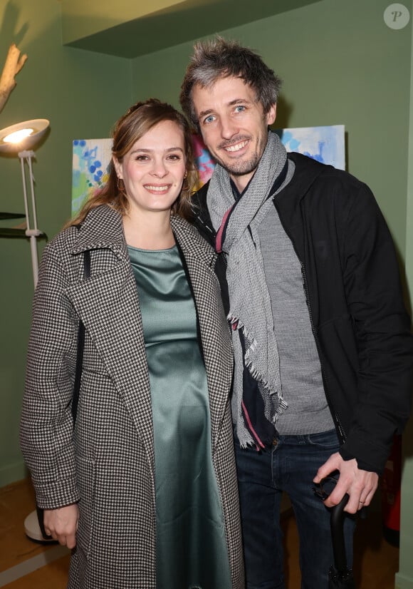 Le couple a même accueilli son premier enfant, une petite fille âgée de 3 mois.
Semi Exclusif - Alice Raucoules (enceinte) et Gus Illusionniste - Vernissage de l'exposition Caroline Faindt "Essentielle" chez Wonder Nature à Paris le 11 mars 2024. © Coadic Guirec / Bestimage