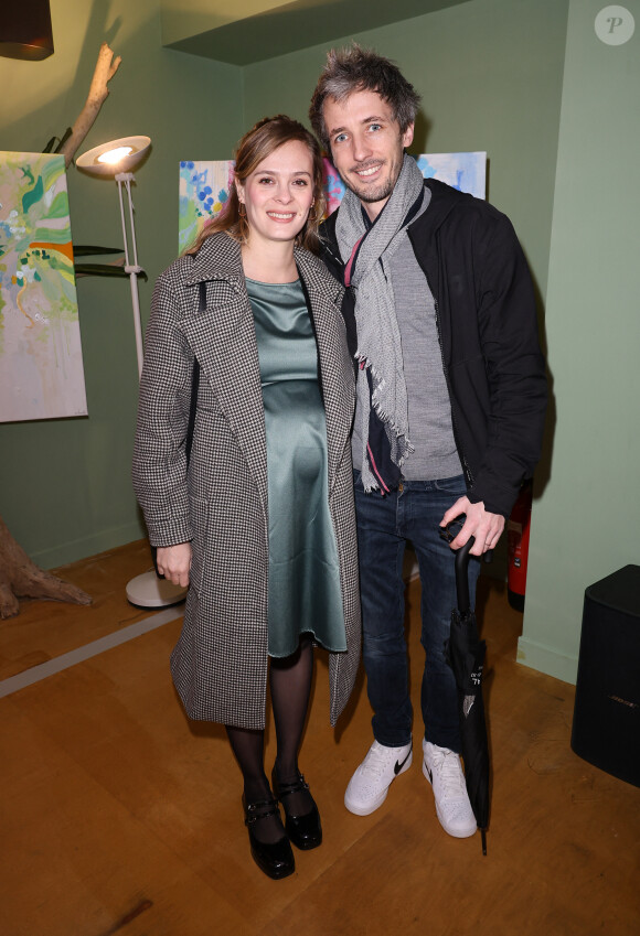 Semi Exclusif - Alice Raucoules (enceinte) et Gus Illusionniste - Vernissage de l'exposition Caroline Faindt "Essentielle" chez Wonder Nature à Paris le 11 mars 2024. © Coadic Guirec / Bestimage