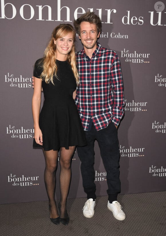 Il s'agit d'Alice Raucoules, finaliste de la huitième saison, mariée à Gus l'illusionniste.
Alice Raucoules et son compagnon Augustin Petit (Gus) - Avant-première du film "Le Bonheur des uns..." au cinéma Pathé Opéra Premier à Paris, le 8 septembre 2020. © Coadic Guirec/Bestimage