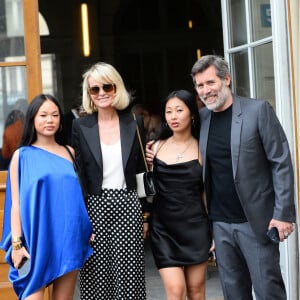 Jalil Lespert, Laeticia Hallyday et ses filles Jade et Joy à leur arrivée au mariage de Claude Lelouch à la mairie du 18ème à Paris. Le 17 juin 2023.