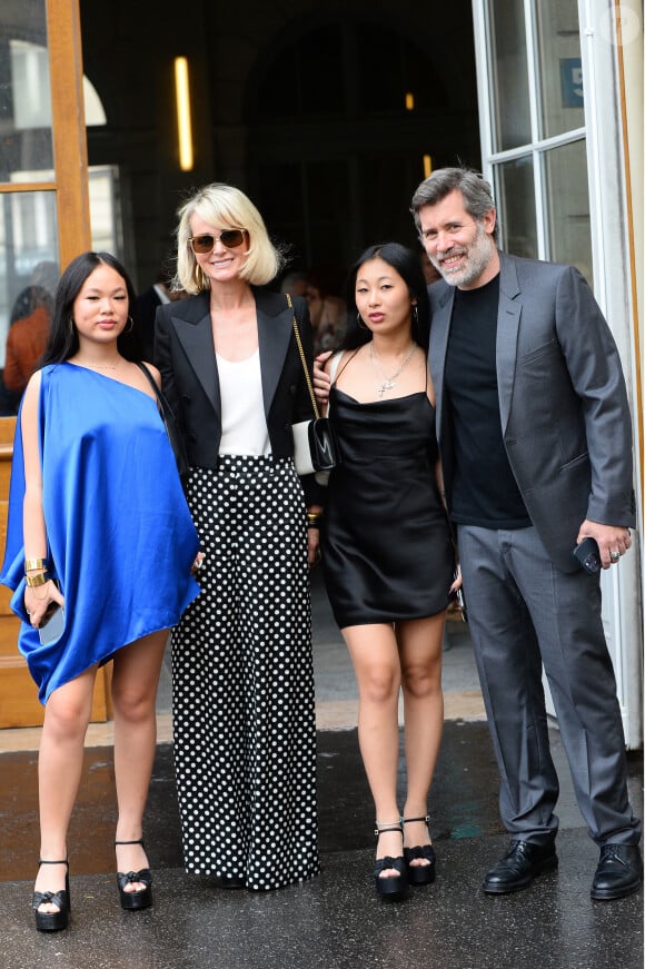 Jalil Lespert, Laeticia Hallyday et ses filles Jade et Joy à leur arrivée au mariage de Claude Lelouch à la mairie du 18ème à Paris. Le 17 juin 2023.