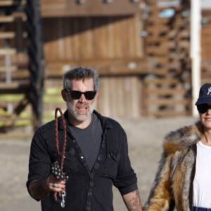 Depuis séparés, chacun travaille sur un projet de film autour de la mémoire de Johnny Hallyday. 
Exclusif - Laeticia Hallyday et son compagnon Jalil Lespert se baladent en amoureux sur une plage de Malibu avec leur chienne Cheyenne le 11 février 2023.