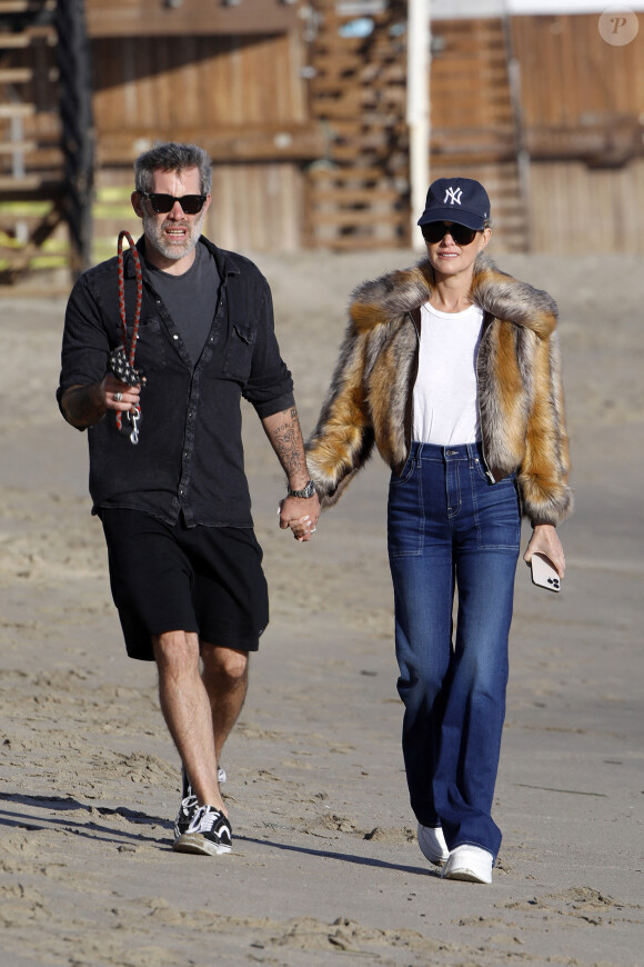 Depuis séparés, chacun travaille sur un projet de film autour de la mémoire de Johnny Hallyday. 
Exclusif - Laeticia Hallyday et son compagnon Jalil Lespert se baladent en amoureux sur une plage de Malibu avec leur chienne Cheyenne le 11 février 2023.