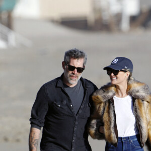 Exclusif - Laeticia Hallyday et son compagnon Jalil Lespert se baladent en amoureux sur une plage de Malibu avec leur chienne Cheyenne le 11 février 2023.