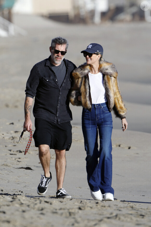 Exclusif - Laeticia Hallyday et son compagnon Jalil Lespert se baladent en amoureux sur une plage de Malibu avec leur chienne Cheyenne le 11 février 2023.