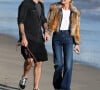 C'est après avoir contacté la maman de Jade et Joy pour obtenir des archives, et plusieurs échanges que le couple s'est formé. 
Exclusif - Laeticia Hallyday et son compagnon Jalil Lespert se baladent en amoureux sur une plage de Malibu avec leur chienne Cheyenne le 11 février 2023.