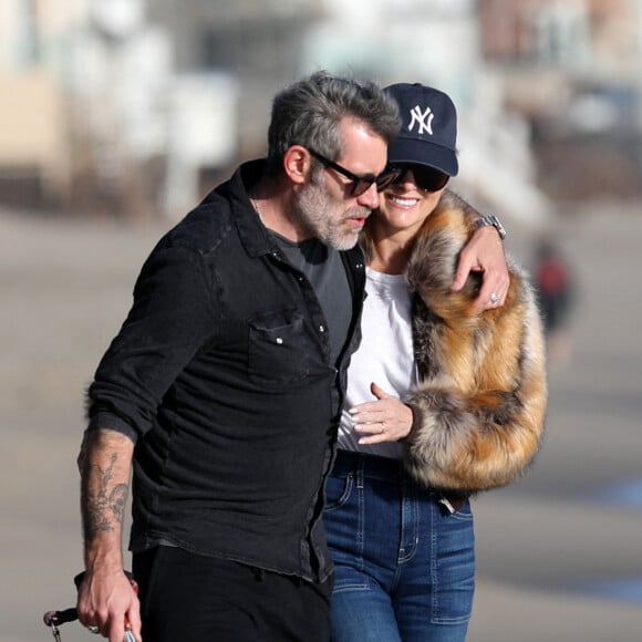 Exclusif - Laeticia Hallyday et son compagnon Jalil Lespert se baladent en amoureux sur une plage de Malibu avec leur chienne Cheyenne le 11 février 2023.