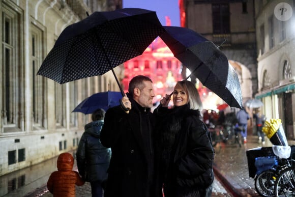 Exclusif - Laeticia Hallyday et son compagnon Jalil Lespert, accompagnés de Jade et Joy sont allés rendre visite au Manneken-Pis qui a été rhabillé en hommage à Johnny Hallyday à Bruxelles le 20 décembre 2022. © Dominique Jacovides / Bestimage 