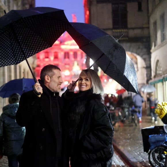 Exclusif - Laeticia Hallyday et son compagnon Jalil Lespert, accompagnés de Jade et Joy sont allés rendre visite au Manneken-Pis qui a été rhabillé en hommage à Johnny Hallyday à Bruxelles le 20 décembre 2022. © Dominique Jacovides / Bestimage 