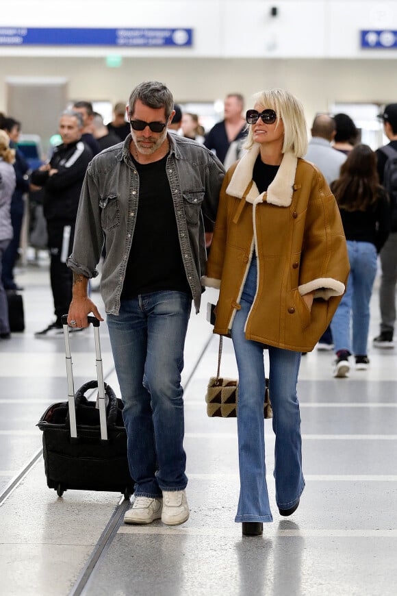 Exclusif - Jalil Lespert accompagne Laeticia Hallyday à l'aéroport de Los Angeles le 21 novembre 2022. Une séparation de plus pour les amoureux qui viennent à peine de se retrouver. Un baiser passionné au pied de l'escalator précède l'embarquement de Laeticia.