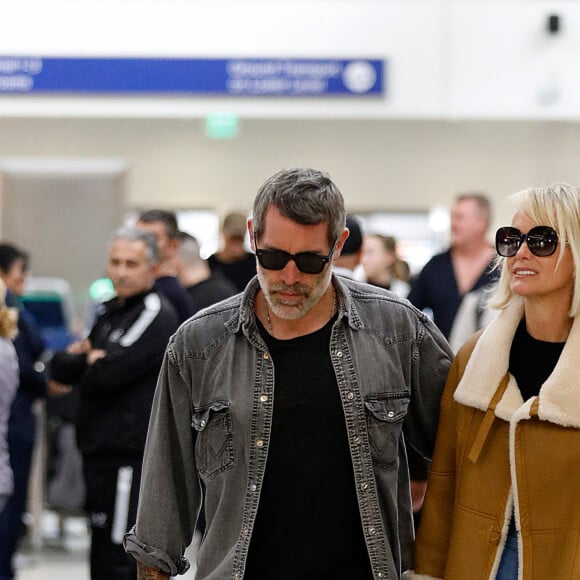 Exclusif - Jalil Lespert accompagne Laeticia Hallyday à l'aéroport de Los Angeles le 21 novembre 2022. Une séparation de plus pour les amoureux qui viennent à peine de se retrouver. Un baiser passionné au pied de l'escalator précède l'embarquement de Laeticia.